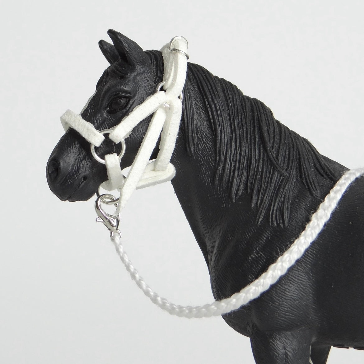 1:24 White Halter Braided Lead