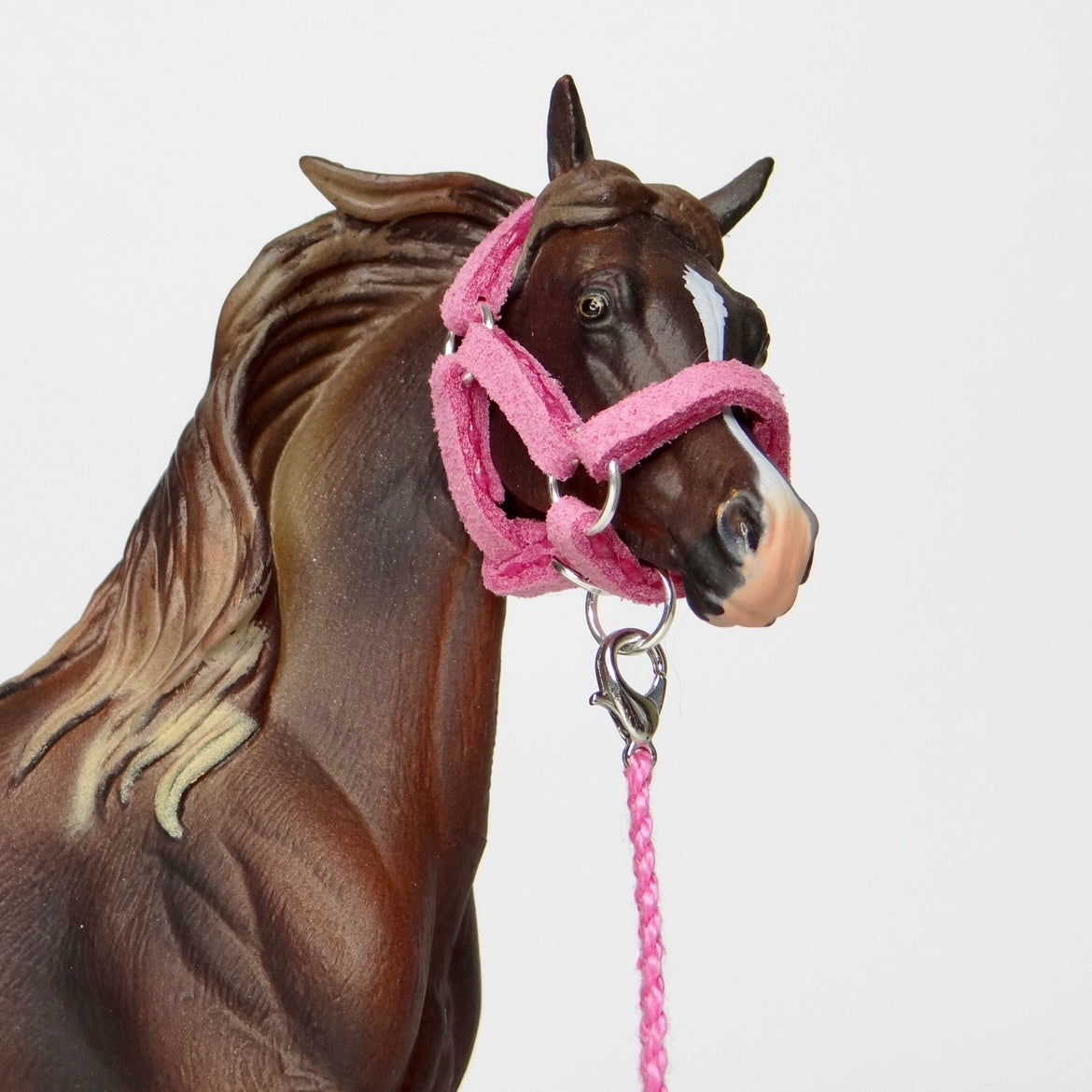 1:24 Flamingo Pink Halter Braided Lead