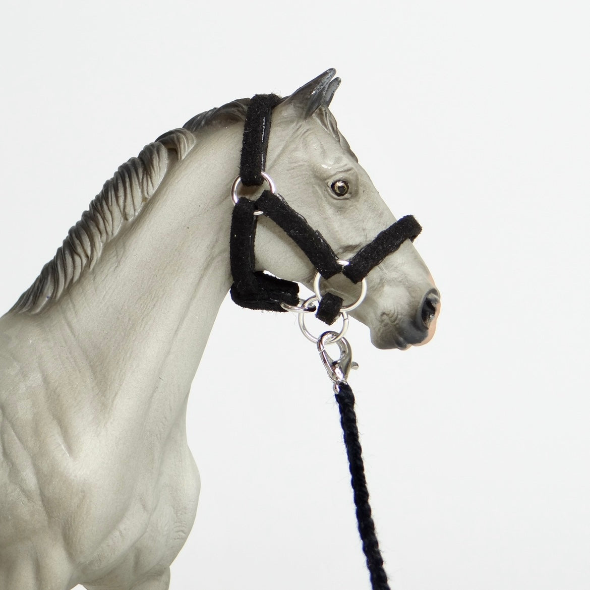 1:24 Black Halter Braided Lead