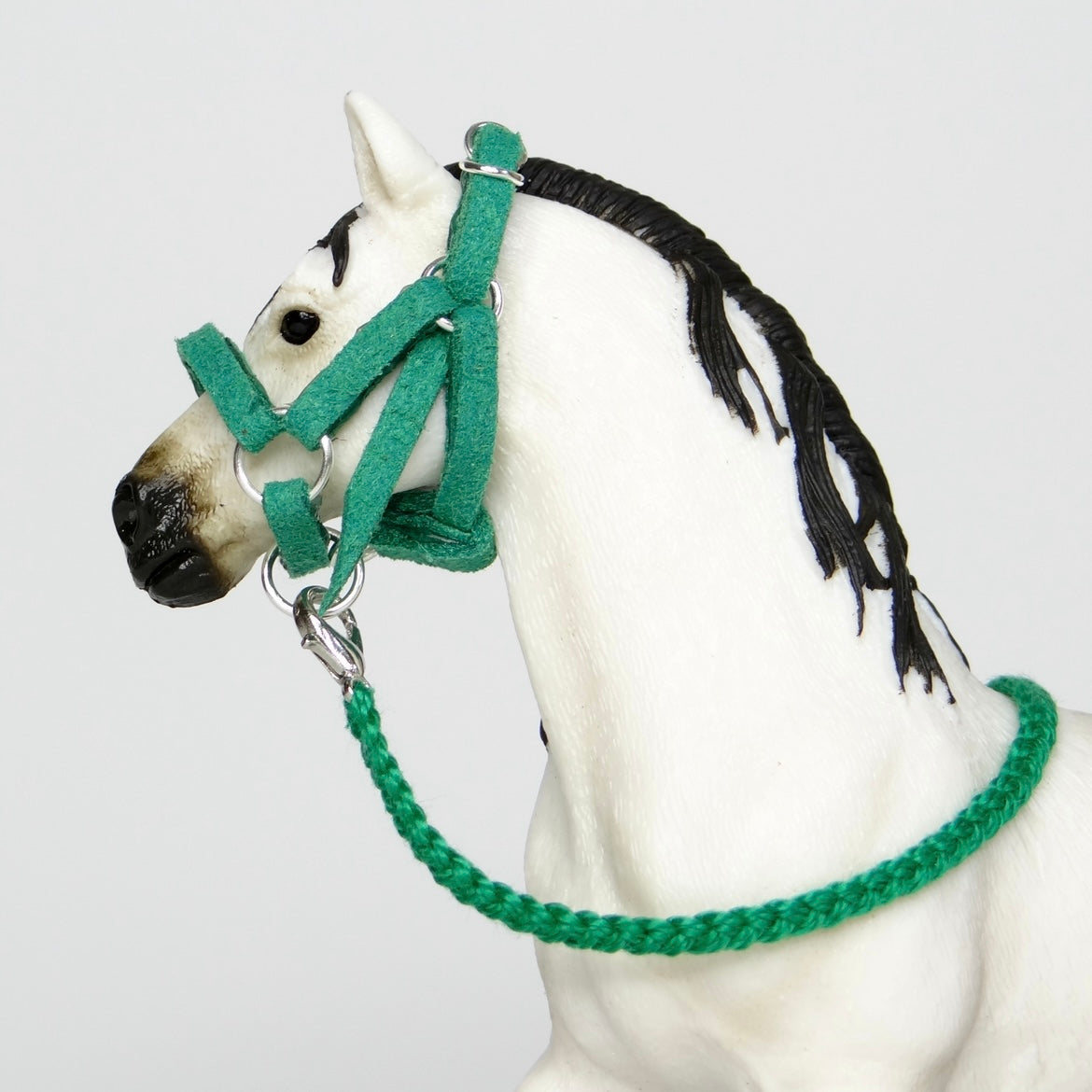 1:24 Emerald Halter Braided Lead