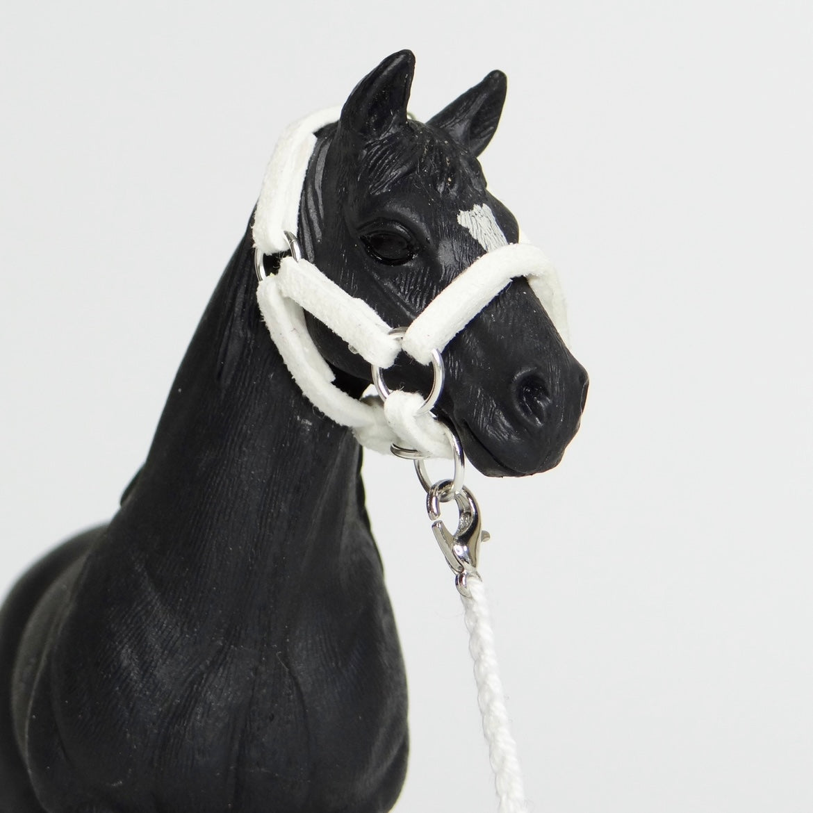1:24 White Halter Braided Lead
