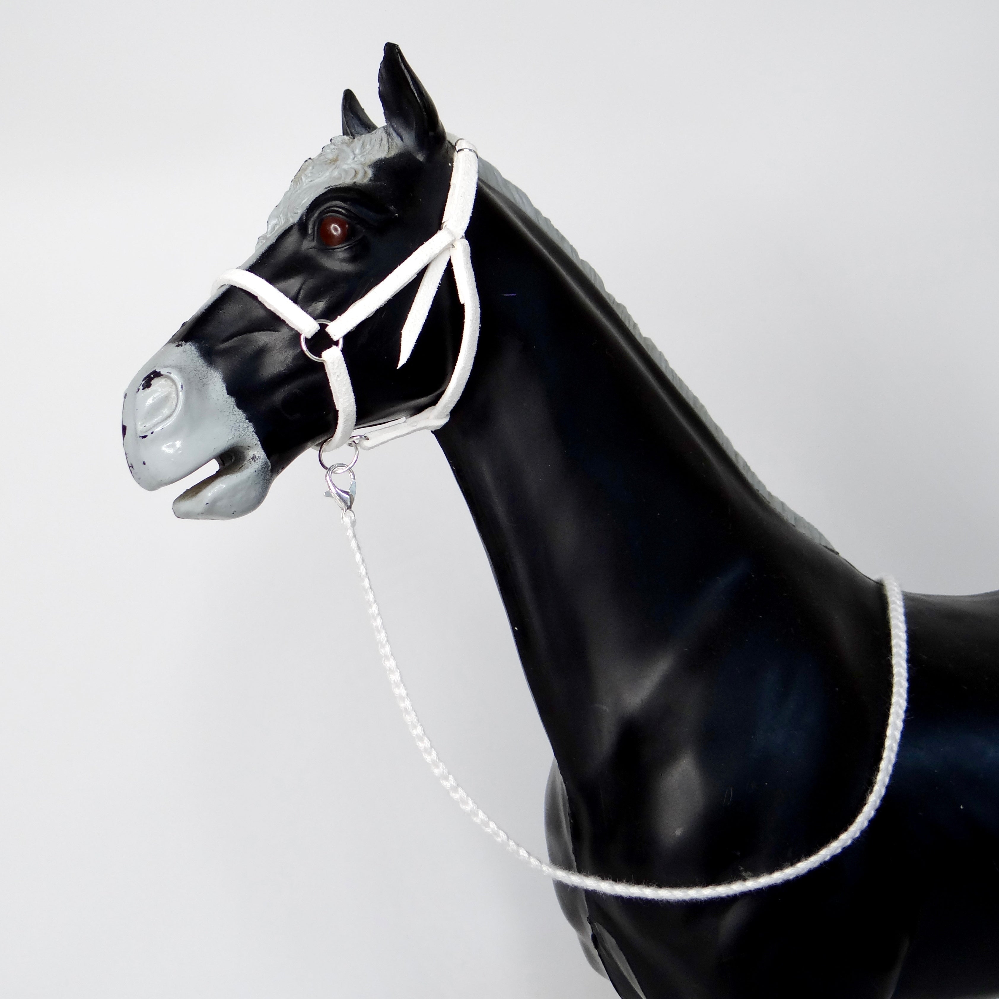 1:6 White Halter Embroidery Lead