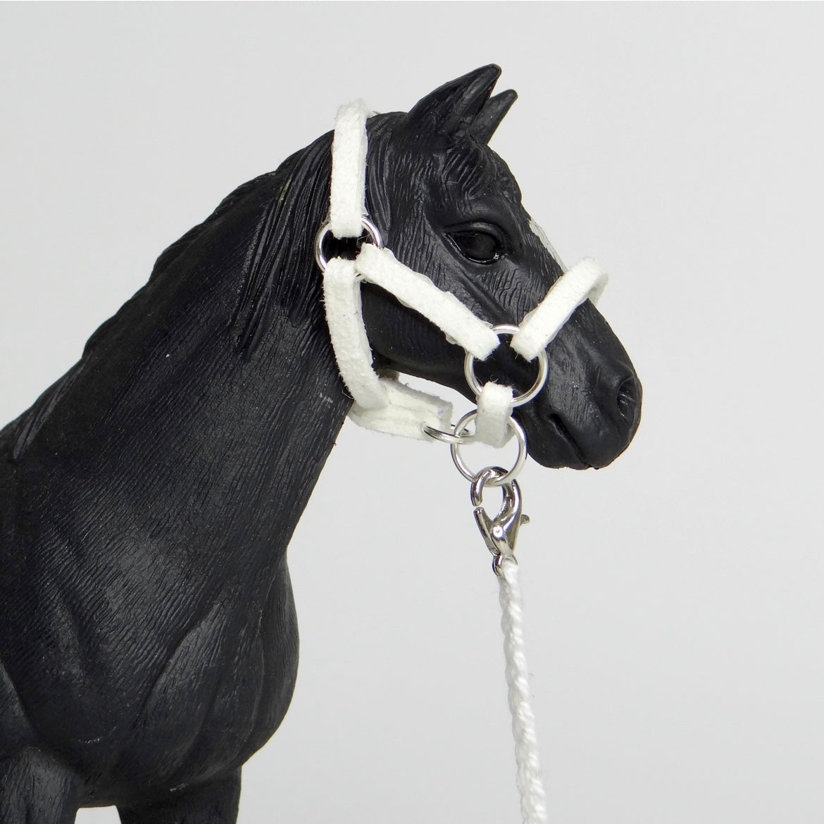 1:24 White Halter Braided Lead