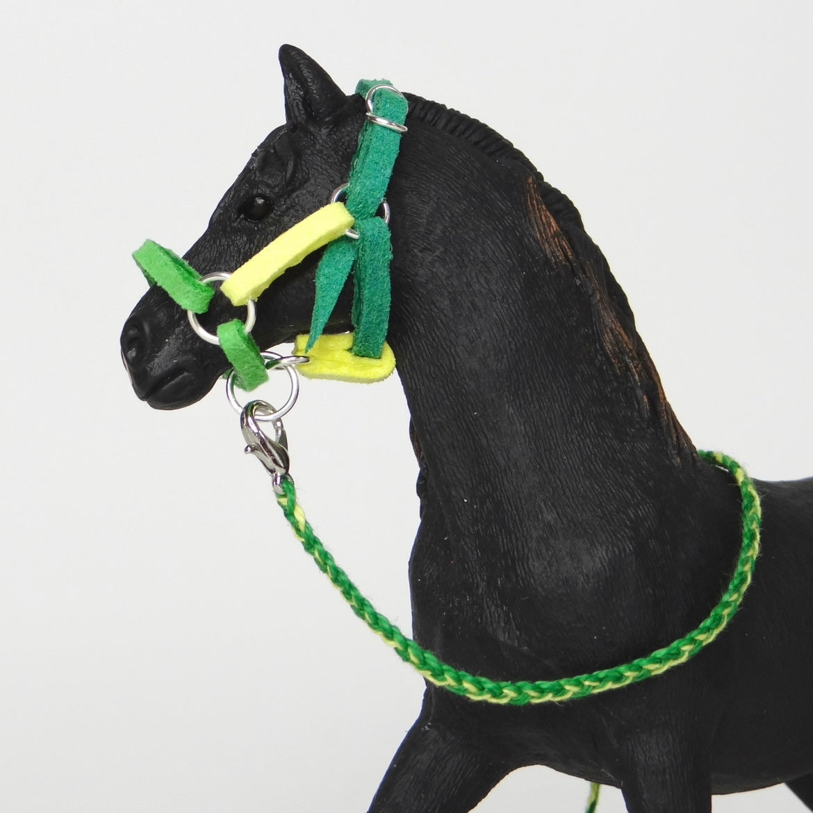 1:24 Multi Colour Halter with Braided Lead